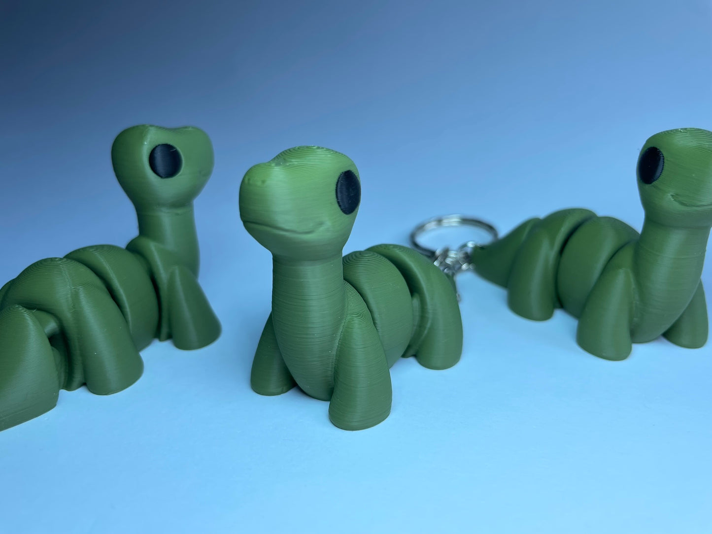 Flexibler Brontosaurus-Schlüsselanhänger Bronty aus PLA, nachhaltig handgefertigt von 3DruckAS nach einem Design von Zou3D