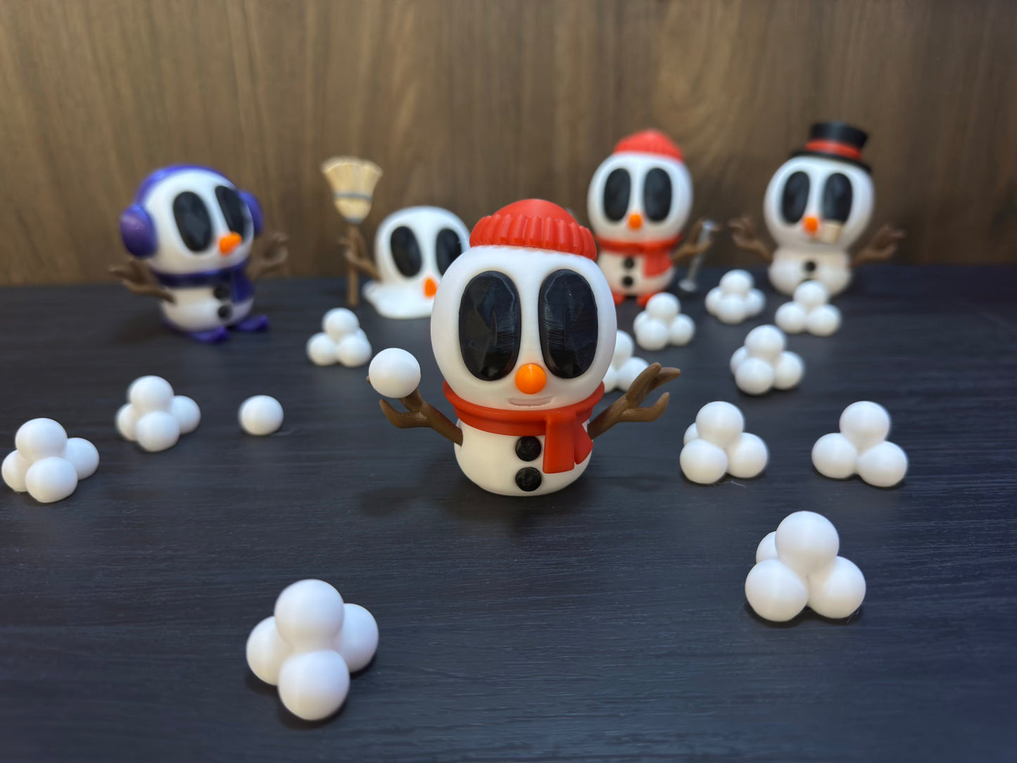 Ronny – Der Schneeball-Champion | 3D-gedruckte Schneemannfigur mit Mütze & Schal | 3D-gedruckte Schneemannfigur aus PLA, handveredelt im Allgäu Artikel-Nr.: 3DAS-2505-002