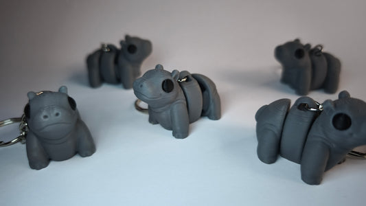 Nils das Flexi-Nilpferd – Seitenansicht, kompakter Schlüsselanhänger