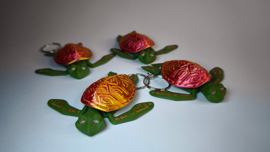 Soraya die Flexi-Schildkröte – mystisches Sammlerstück mit Tattoo-Design