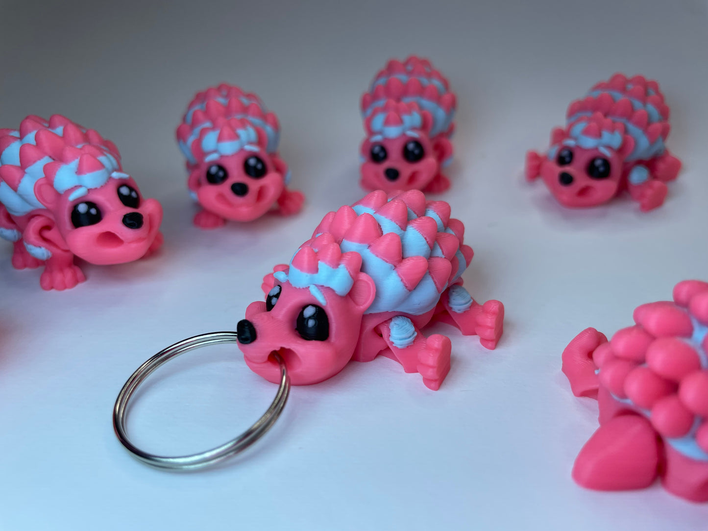 Schlüsselanhänger Ida – bunter Flexi-Igel in Rosa und Blau