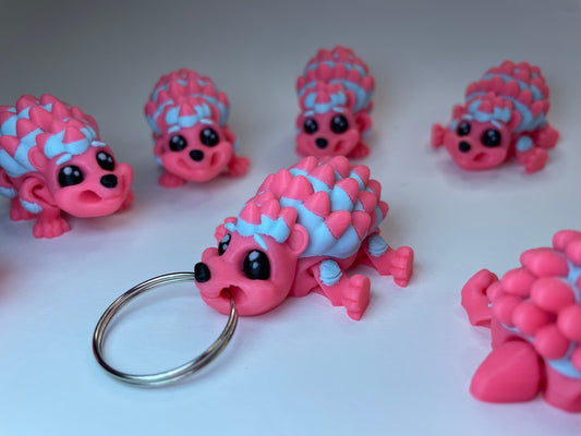Schlüsselanhänger Ida – bunter Flexi-Igel in Rosa und Blau