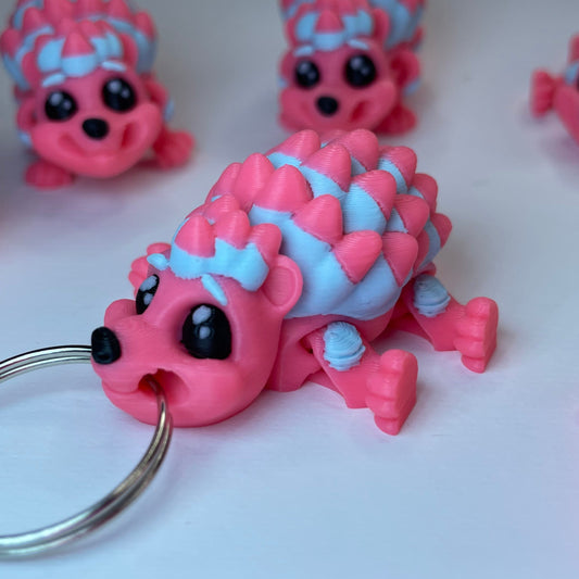 Schlüsselanhänger Ida – bunter Flexi-Igel in Rosa und Blau