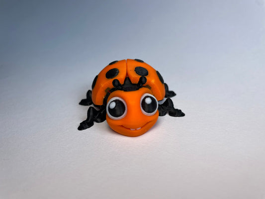 Marienkäfer Luma – flexibler 3D-Schlüsselanhänger mit schwarzen Punkten