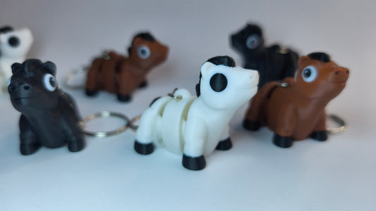 Magnus das Flexi-Pferd – weißer 3D-gedruckter Schlüsselanhänger aus PLA mit seinen Freunden.