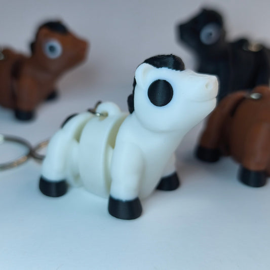 Magnus das Flexi-Pferd – weißer 3D-gedruckter Schlüsselanhänger aus PLA mit seinen Freunden.