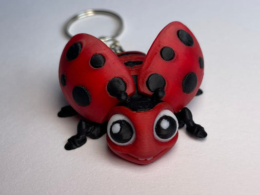 Mila Marienkäfer – roter 3D-Schlüsselanhänger mit schwarzen Punkten · 3DruckAS
