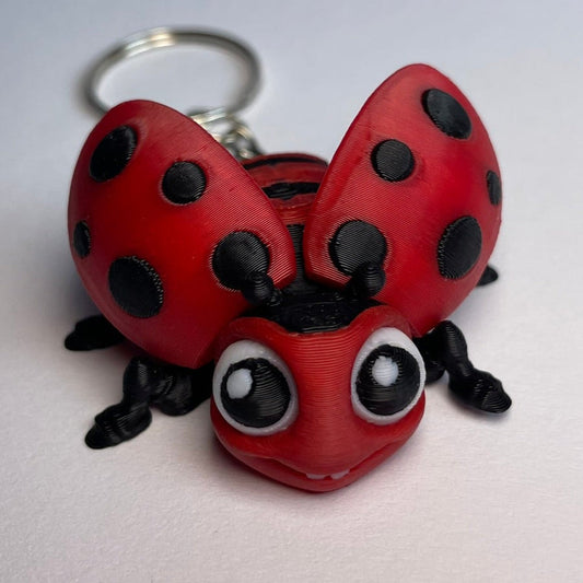Mila Marienkäfer – roter 3D-Schlüsselanhänger mit schwarzen Punkten · 3DruckAS