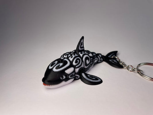 Beweglicher Orca-Schlüsselanhänger mit dekorativen Mustern