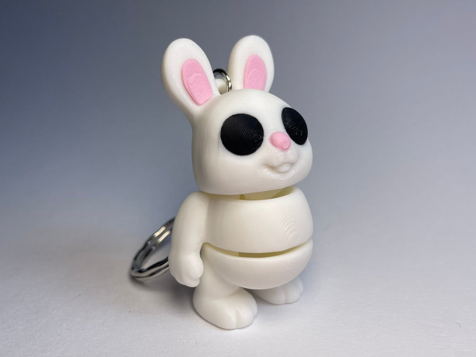 Pinky Hase – weißer 3D-Schlüsselanhänger mit rosa Ohren · 3DruckAS