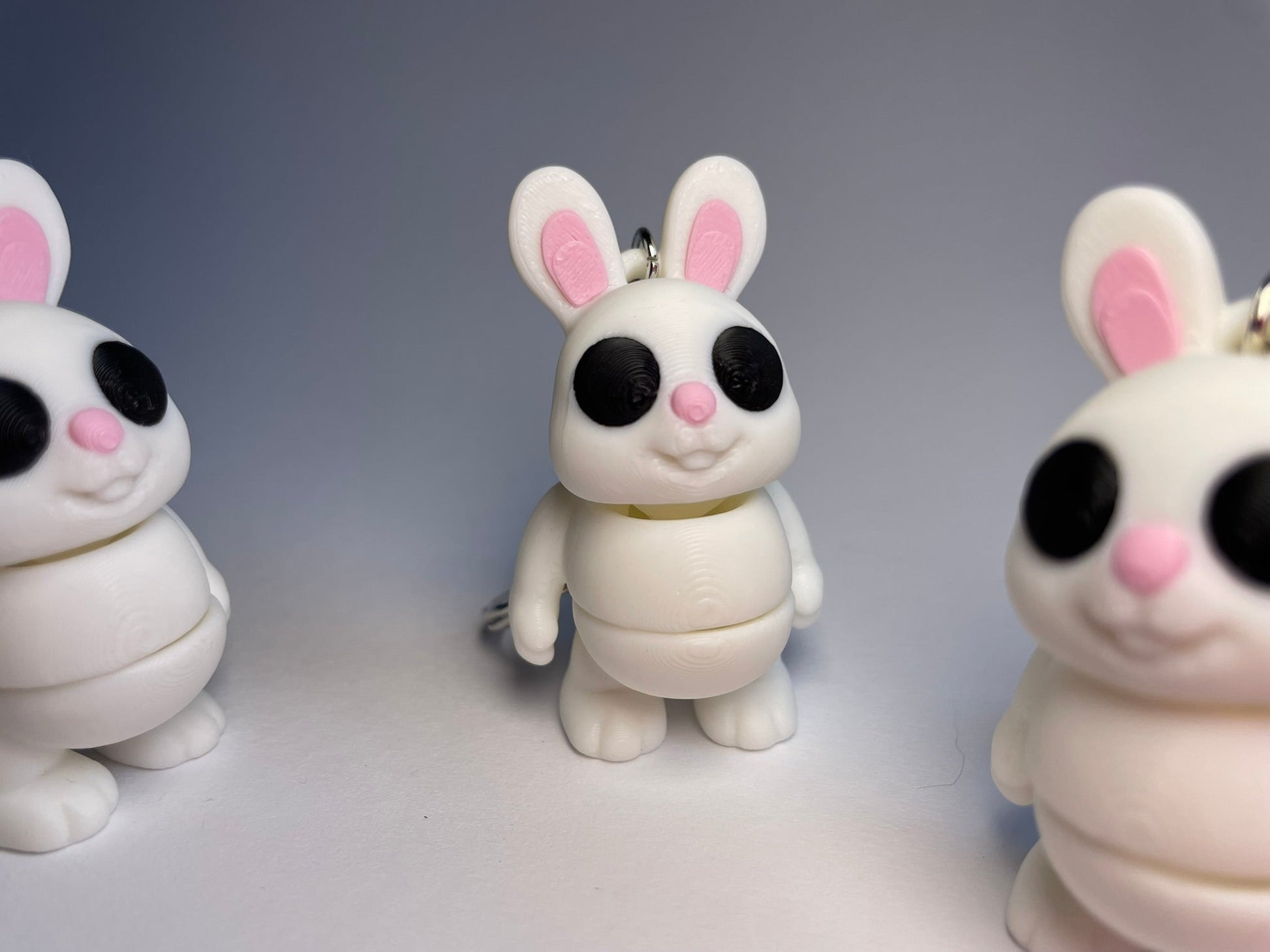 Pinky Hase – 3D-Schlüsselanhänger Tierfigur in Weiß mit großen Augen
