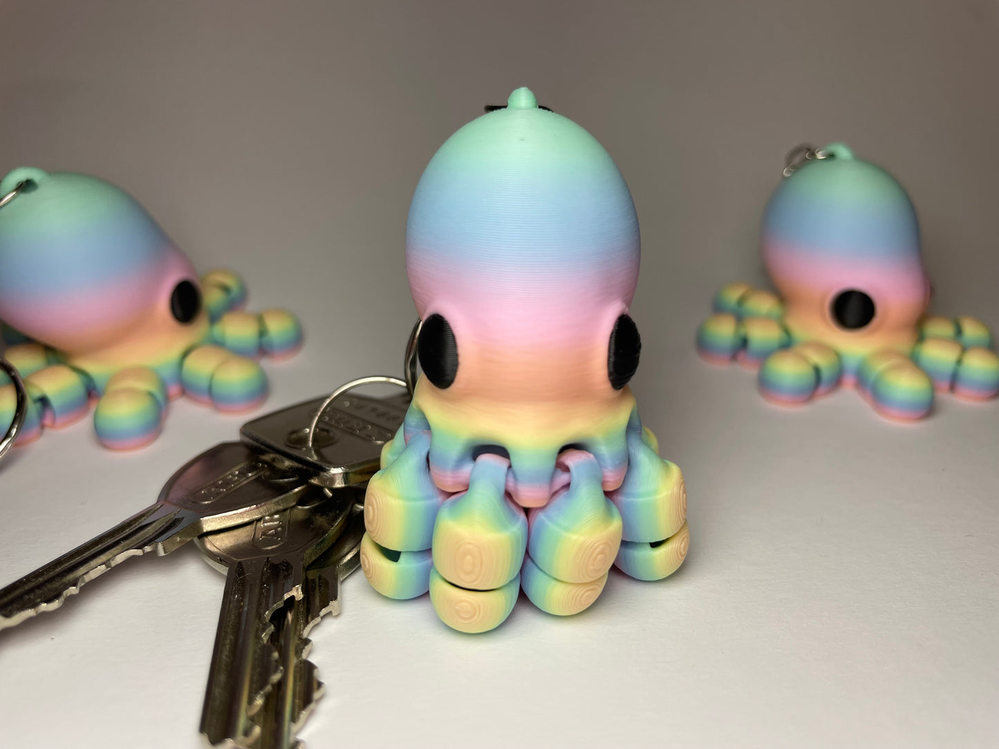 Regenbogen Flexi-Oktopus Oksana als Anhänger für Schlüssel und Rucksack