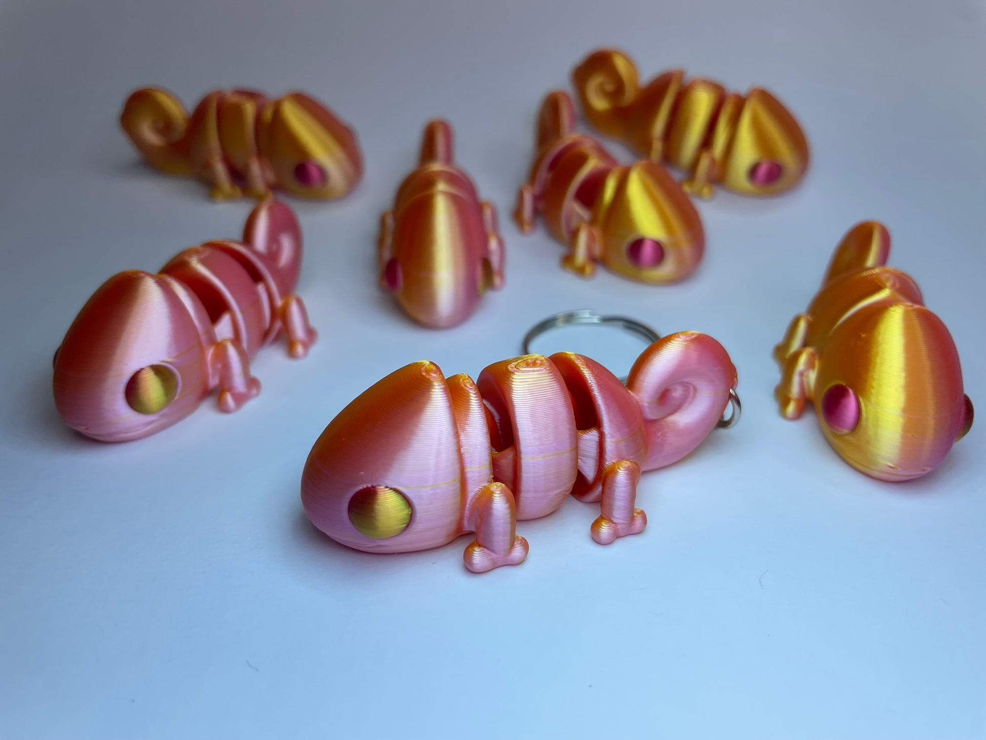 Seitenansicht des Flexi-Chamäleons Camillo – beweglicher 3D-Schlüsselanhänger aus schimmerndem Silk PLA