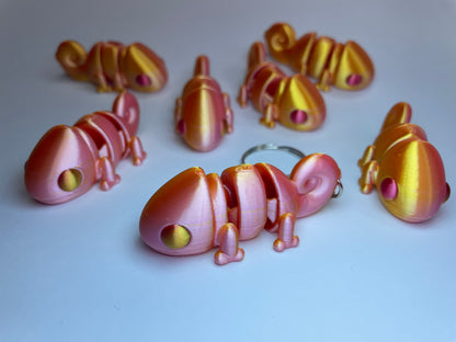 Seitenansicht des Flexi-Chamäleons Camillo – beweglicher 3D-Schlüsselanhänger aus schimmerndem Silk PLA