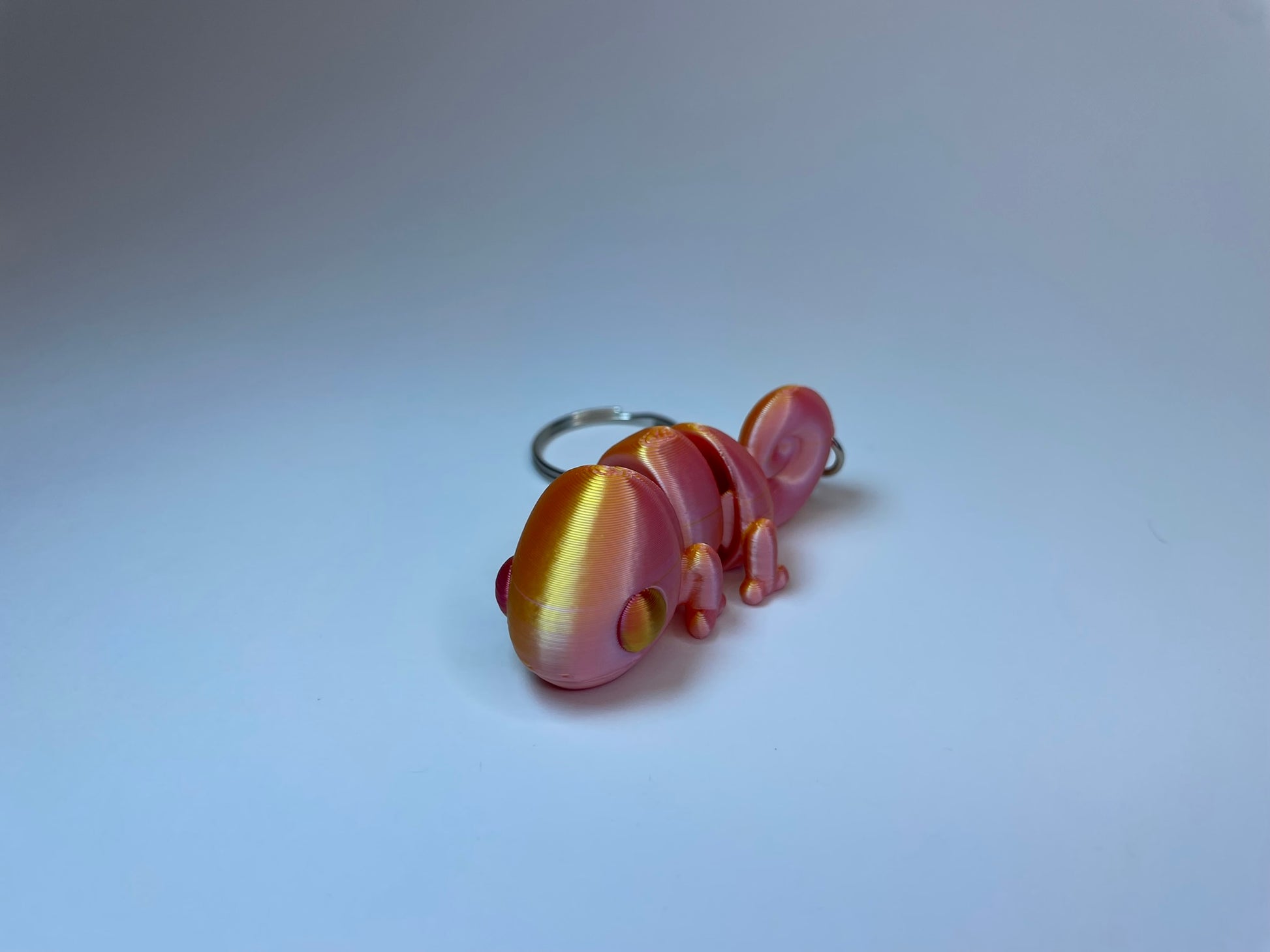 3D-gedruckter Flexi-Chamäleon-Schlüsselanhänger Camillo aus schimmerndem Dual-Color Silk PLA – beweglich & handgemacht