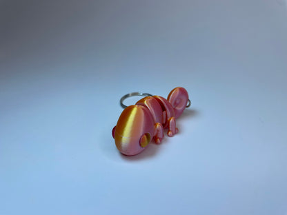 3D-gedruckter Flexi-Chamäleon-Schlüsselanhänger Camillo aus schimmerndem Dual-Color Silk PLA – beweglich & handgemacht