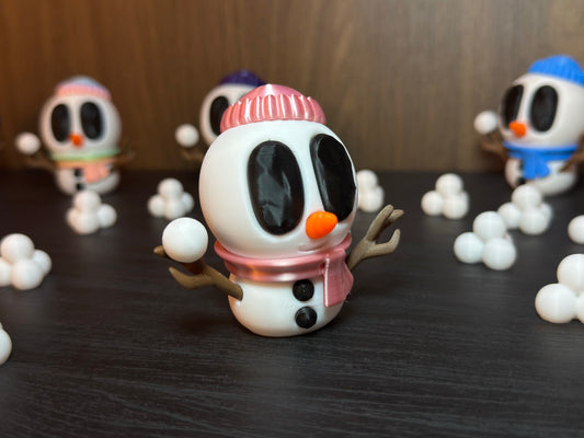 Ronny – Der Schneeball-Champion | 3D-gedruckte Schneemannfigur mit Mütze & Schal | 3D-gedruckte Schneemannfigur aus PLA, handveredelt im Allgäu  Artikel-Nr.: 3DAS-2505-002