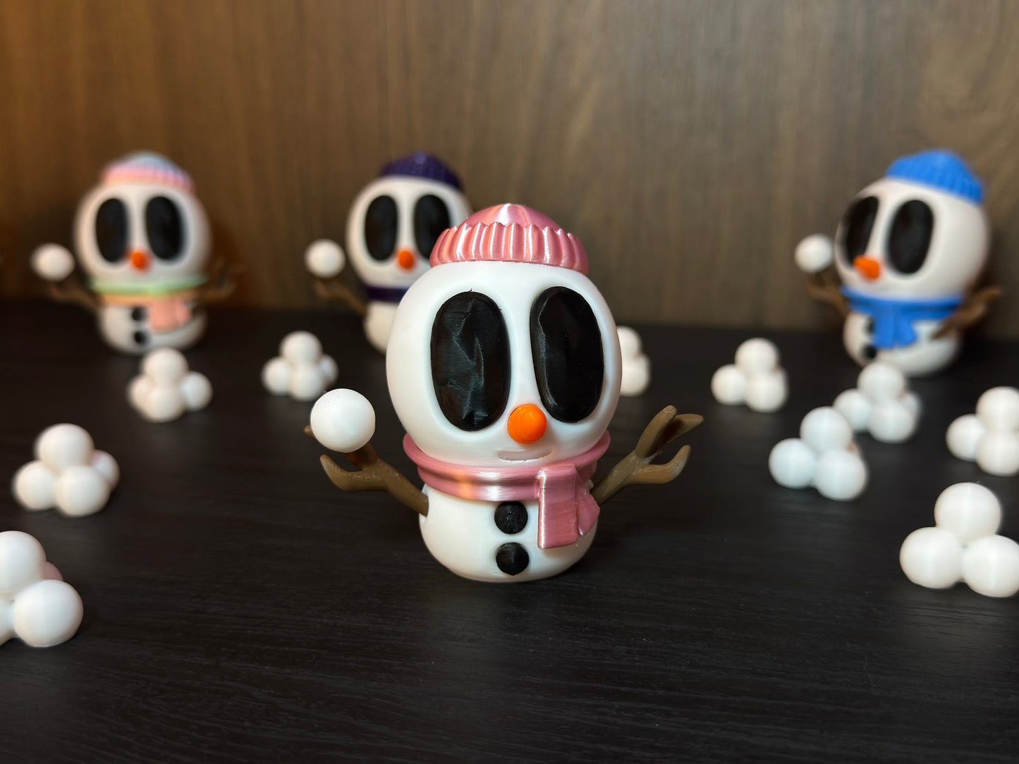 Ronny – Der Schneeball-Champion | 3D-gedruckte Schneemannfigur mit Mütze & Schal | 3D-gedruckte Schneemannfigur aus PLA, handveredelt im Allgäu  Artikel-Nr.: 3DAS-2505-002