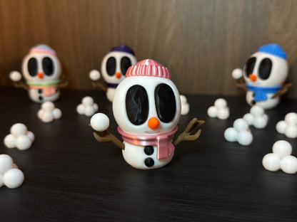 Ronny – Der Schneeball-Champion | 3D-gedruckte Schneemannfigur mit Mütze & Schal | 3D-gedruckte Schneemannfigur aus PLA, handveredelt im Allgäu  Artikel-Nr.: 3DAS-2505-002