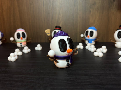 Ronny – Der Schneeball-Champion | 3D-gedruckte Schneemannfigur mit Mütze & Schal | 3D-gedruckte Schneemannfigur aus PLA, handveredelt im Allgäu  Artikel-Nr.: 3DAS-2505-002