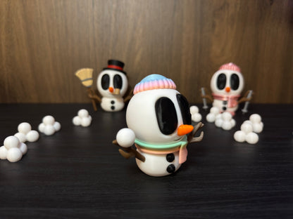 Ronny – Der Schneeball-Champion | 3D-gedruckte Schneemannfigur mit Mütze & Schal | 3D-gedruckte Schneemannfigur aus PLA, handveredelt im Allgäu  Artikel-Nr.: 3DAS-2505-002