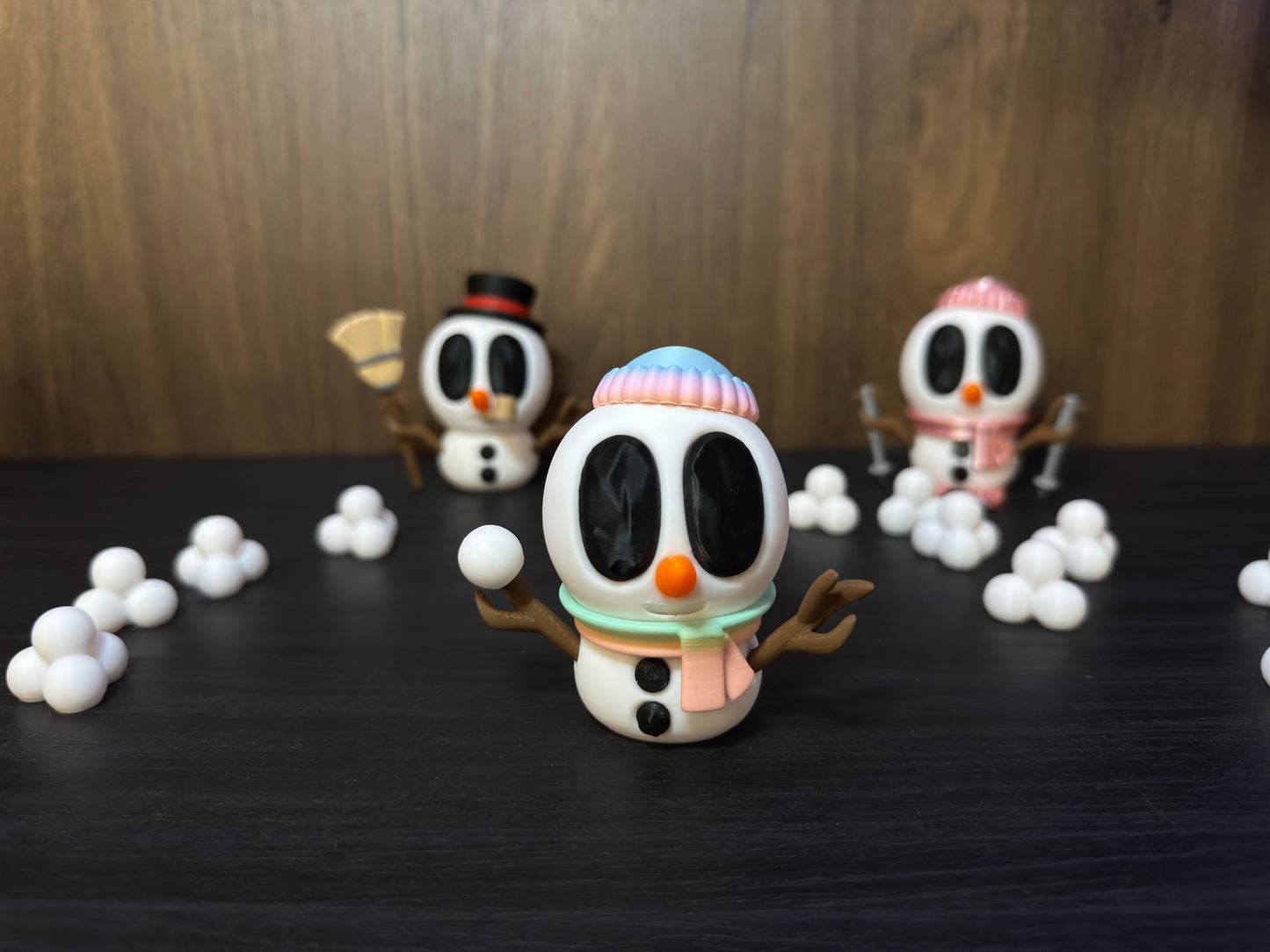 Ronny – Der Schneeball-Champion | 3D-gedruckte Schneemannfigur mit Mütze & Schal | 3D-gedruckte Schneemannfigur aus PLA, handveredelt im Allgäu  Artikel-Nr.: 3DAS-2505-002