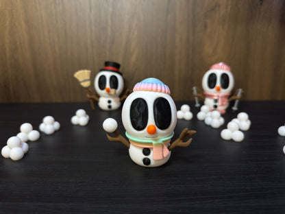 Ronny – Der Schneeball-Champion | 3D-gedruckte Schneemannfigur mit Mütze & Schal | 3D-gedruckte Schneemannfigur aus PLA, handveredelt im Allgäu  Artikel-Nr.: 3DAS-2505-002