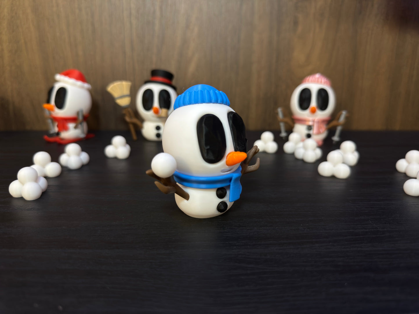 Ronny – Der Schneeball-Champion | 3D-gedruckte Schneemannfigur mit Mütze & Schal | 3D-gedruckte Schneemannfigur aus PLA, handveredelt im Allgäu  Artikel-Nr.: 3DAS-2505-002