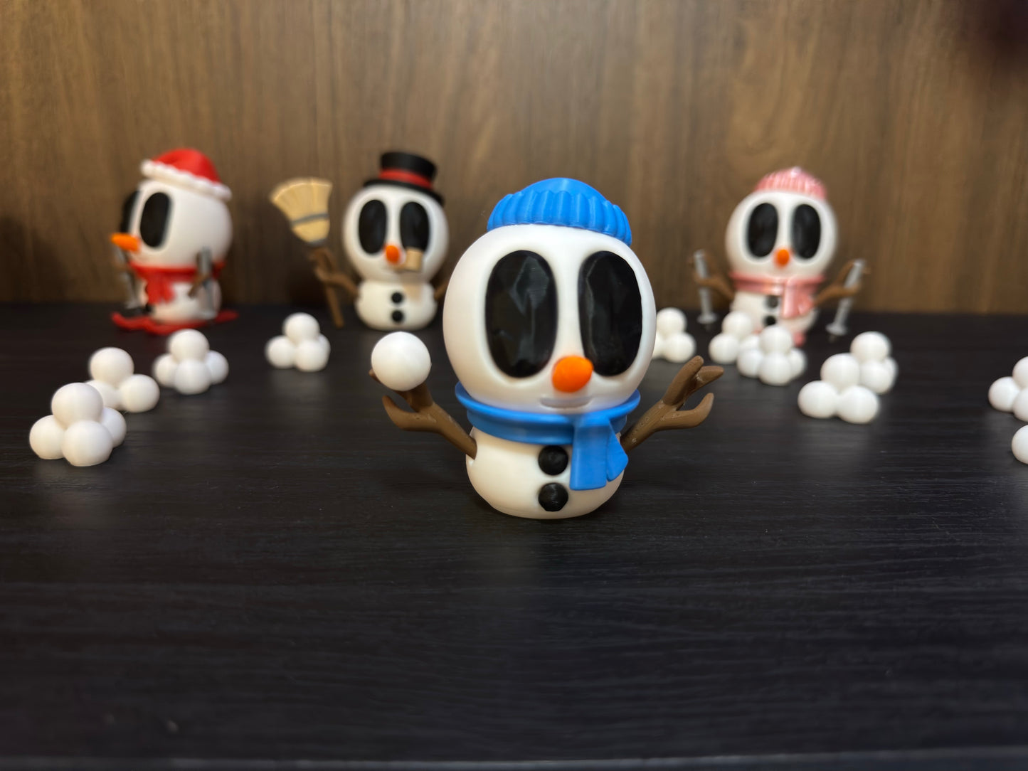 Ronny – Der Schneeball-Champion | 3D-gedruckte Schneemannfigur mit Mütze & Schal | 3D-gedruckte Schneemannfigur aus PLA, handveredelt im Allgäu  Artikel-Nr.: 3DAS-2505-002