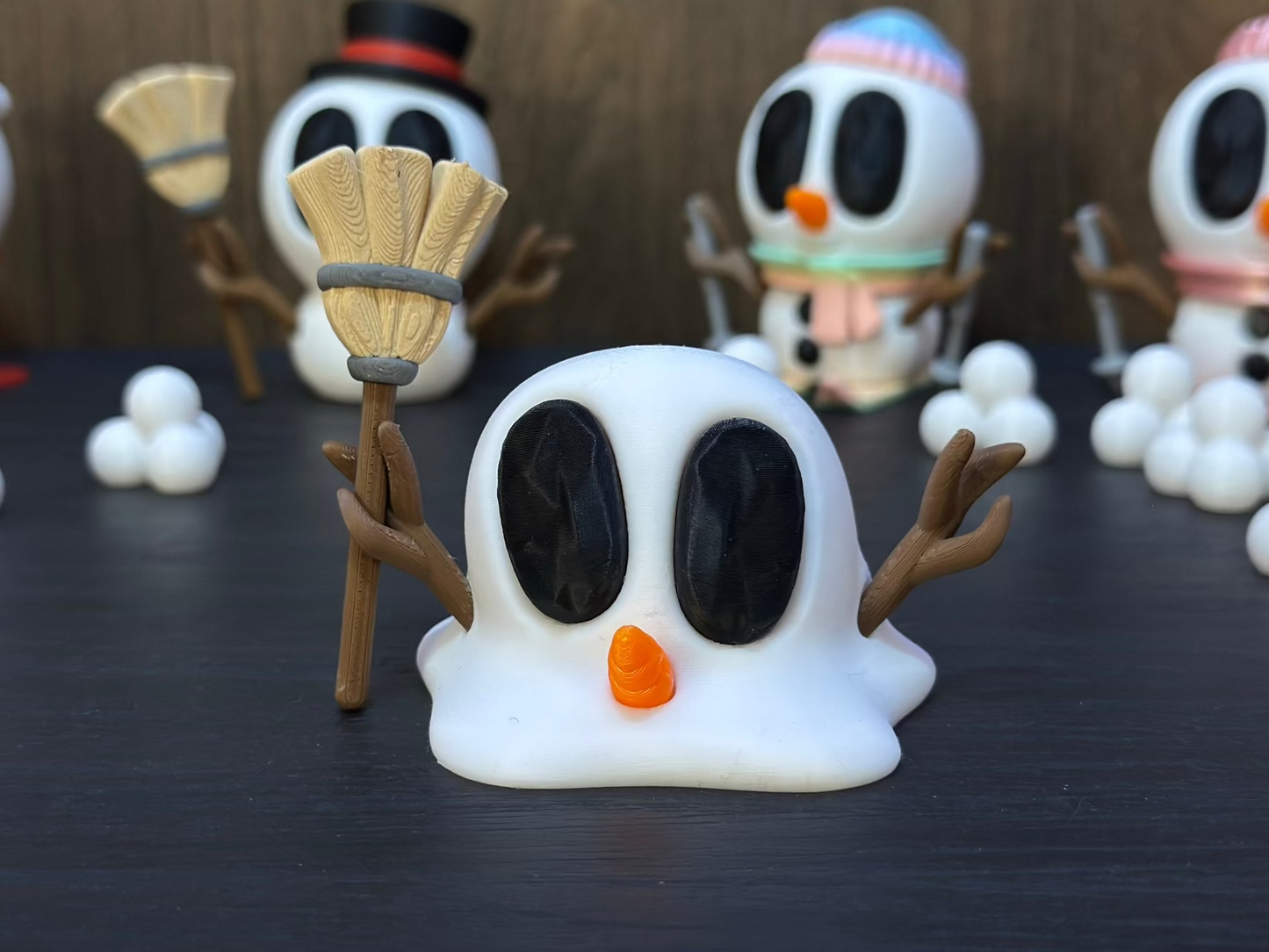 Schmelzi – Der Schneemann mit Charakter | 3D-gedruckte Dekofigur | 3D-gedruckte Schneemannfigur aus PLA, handveredelt im Allgäu  Artikel-Nr.: 3DAS-2505-004