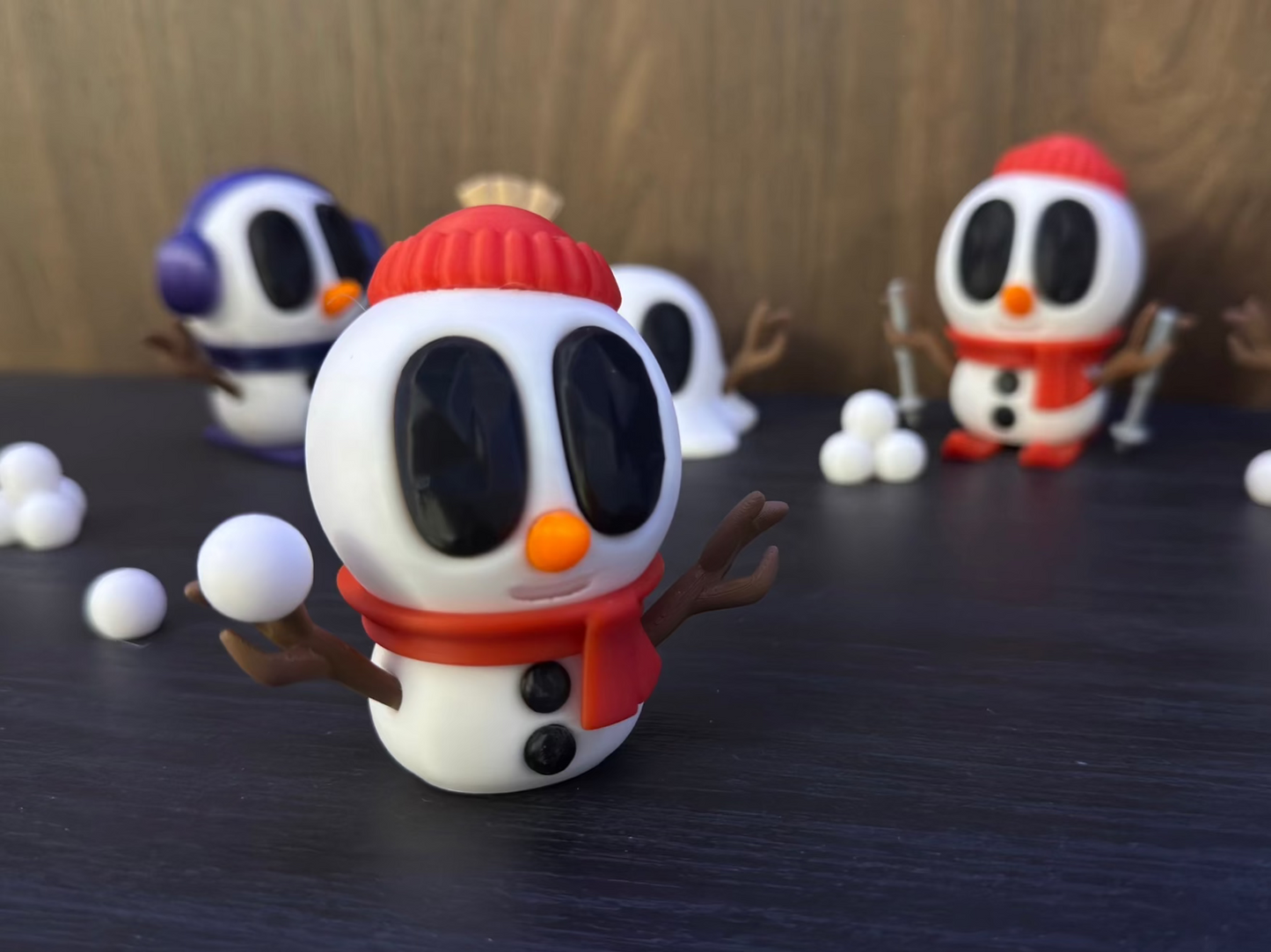 Ronny – Der Schneeball-Champion | 3D-gedruckte Schneemannfigur mit Mütze & Schal | 3D-gedruckte Schneemannfigur aus PLA, handveredelt im Allgäu  Artikel-Nr.: 3DAS-2505-002