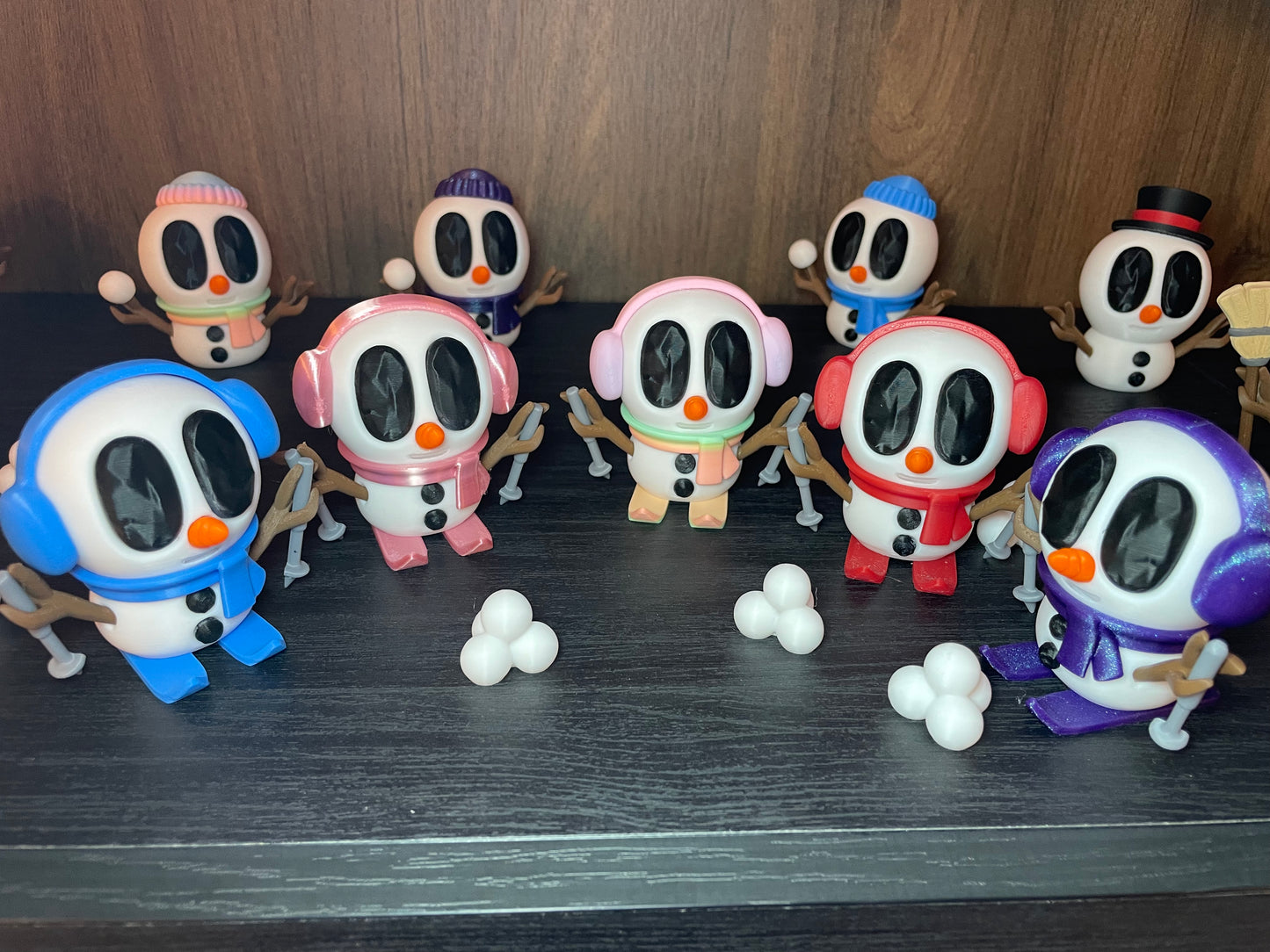 Frosty – Der Winter-DJ | 3D-gedruckte Schneemannfigur mit Ohrwärmern & Schal | 3D-gedruckte Schneemannfigur aus PLA Artikel-Nr. 3DAS-2505-001