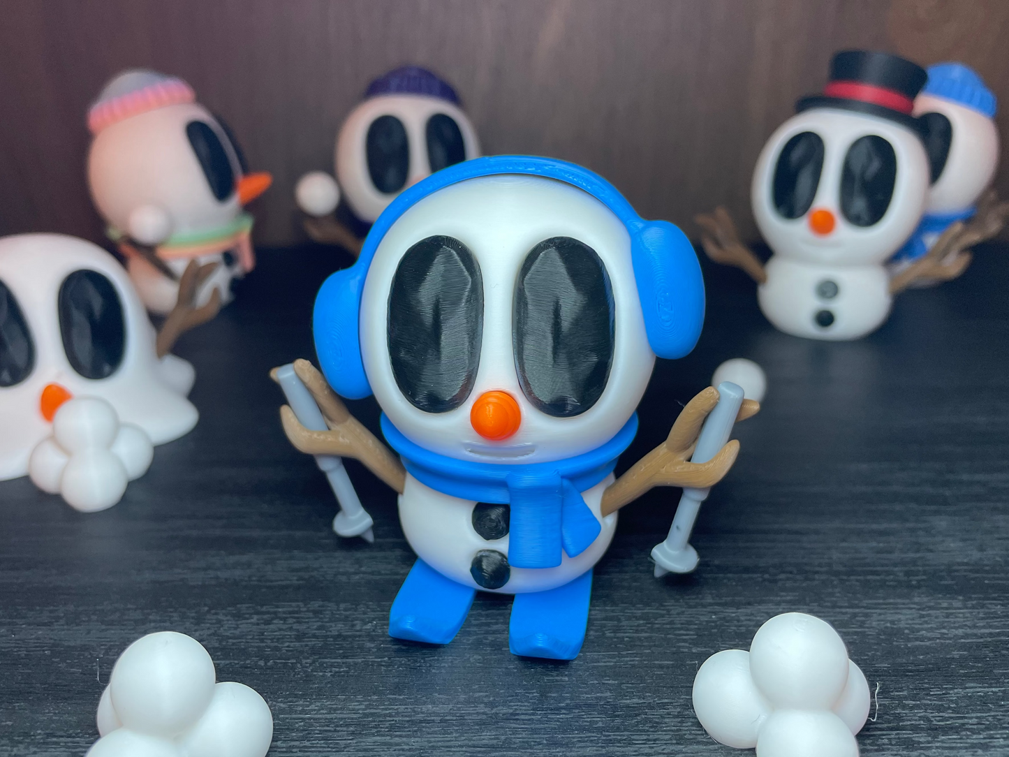 Frosty – Der Winter-DJ | 3D-gedruckte Schneemannfigur mit Ohrwärmern & Schal | 3D-gedruckte Schneemannfigur aus PLA Artikel-Nr. 3DAS-2505-001