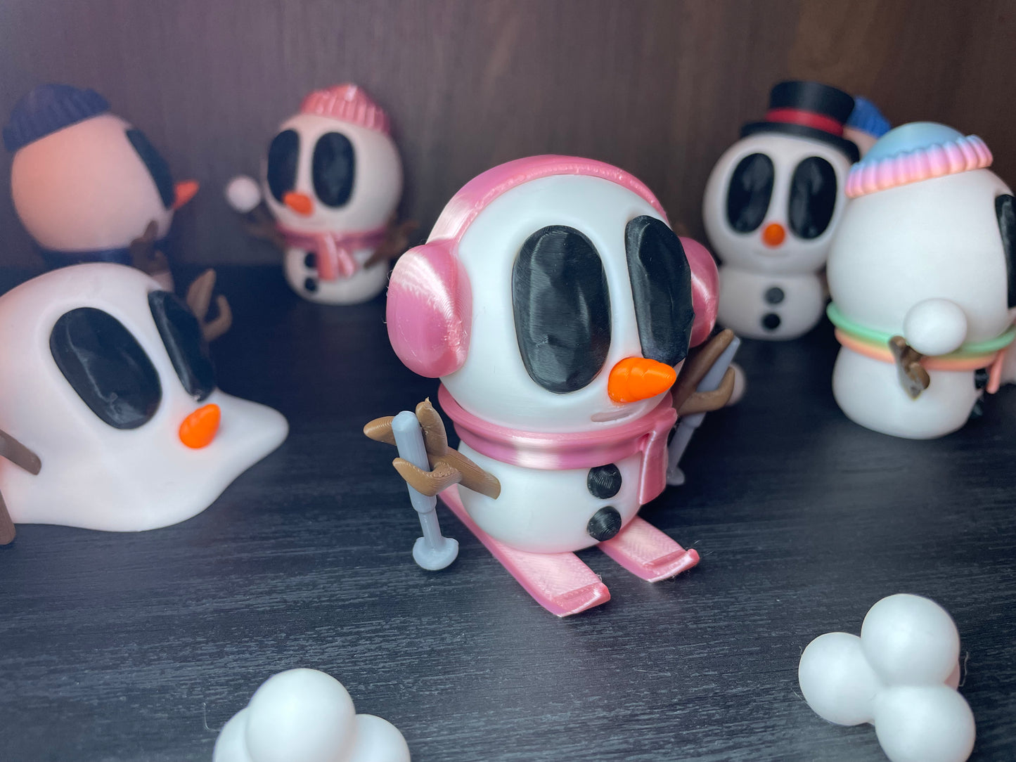 Frosty – Der Winter-DJ | 3D-gedruckte Schneemannfigur mit Ohrwärmern & Schal | 3D-gedruckte Schneemannfigur aus PLA Artikel-Nr. 3DAS-2505-001