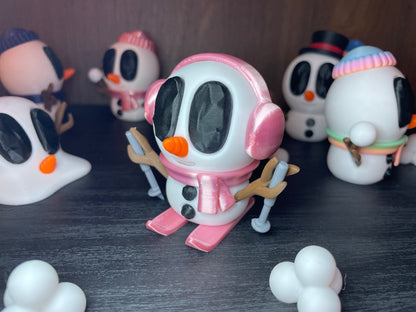 Frosty – Der Winter-DJ | 3D-gedruckte Schneemannfigur mit Ohrwärmern & Schal | 3D-gedruckte Schneemannfigur aus PLA Artikel-Nr. 3DAS-2505-001