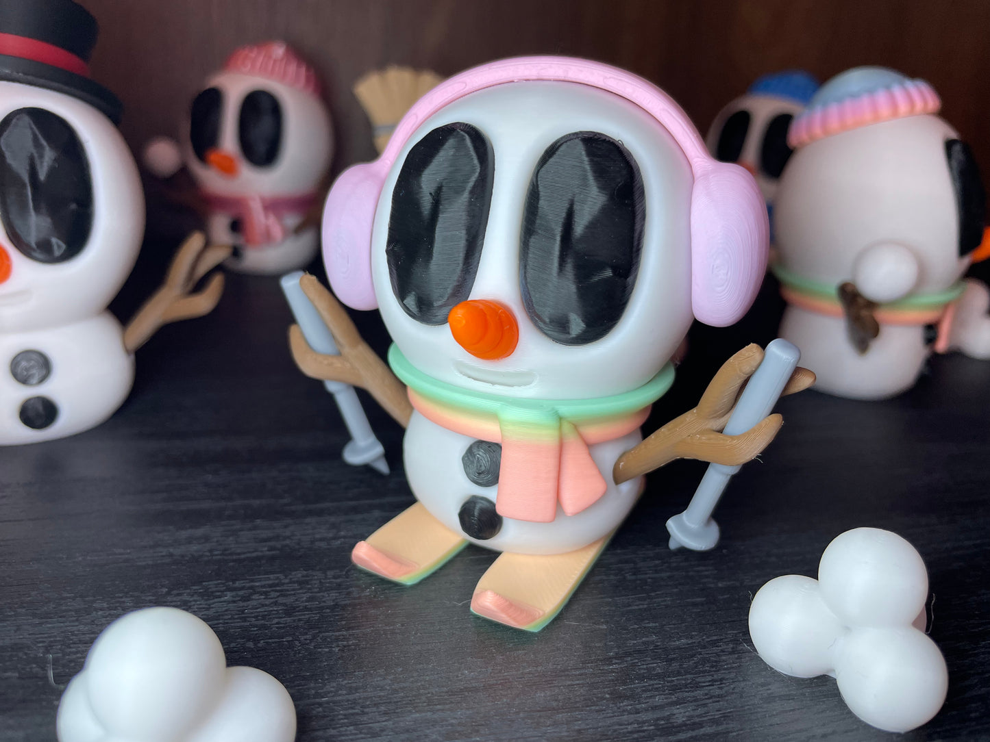 Frosty – Der Winter-DJ | 3D-gedruckte Schneemannfigur mit Ohrwärmern & Schal | 3D-gedruckte Schneemannfigur aus PLA Artikel-Nr. 3DAS-2505-001