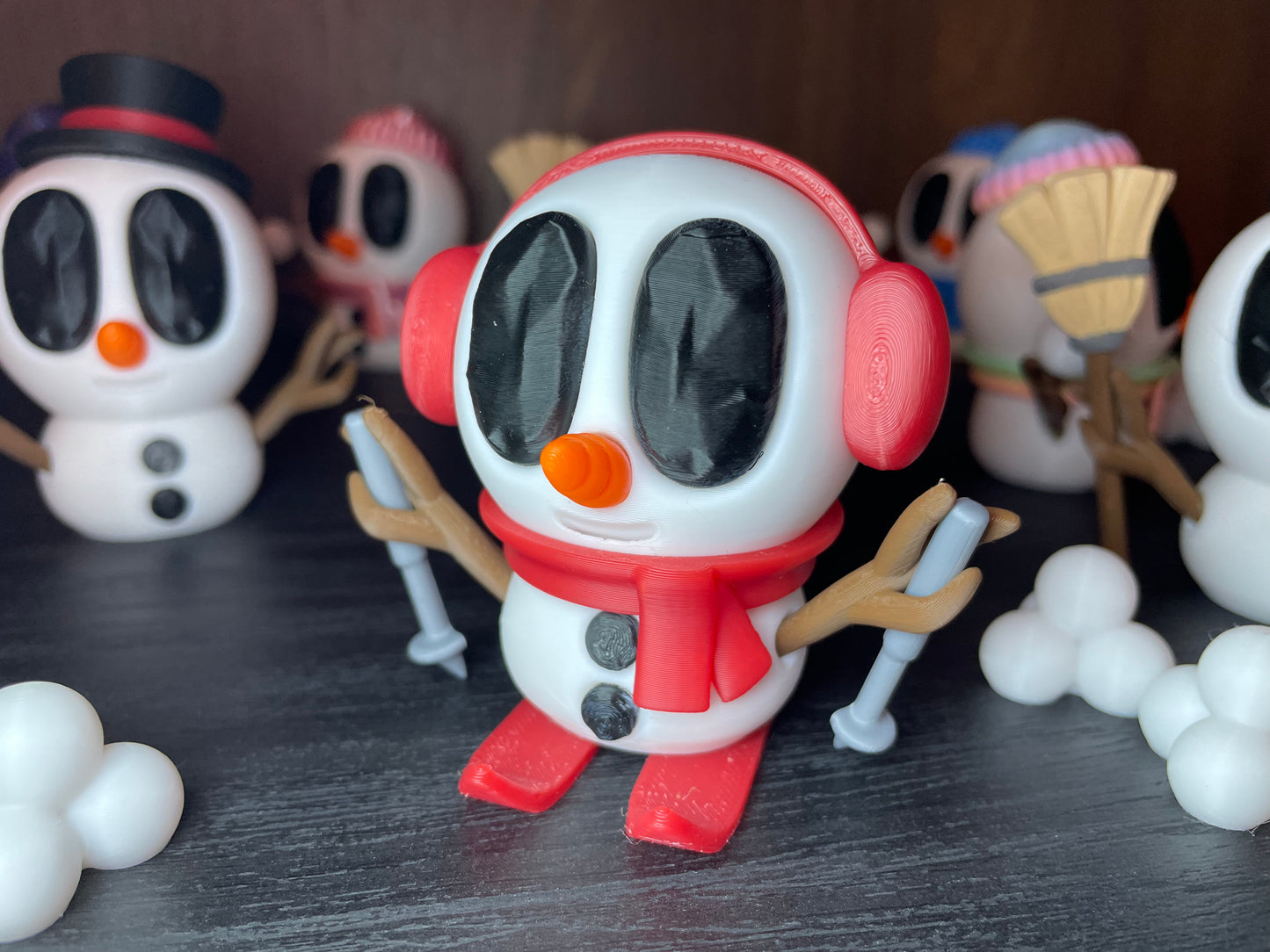 Frosty – Der Winter-DJ | 3D-gedruckte Schneemannfigur mit Ohrwärmern & Schal | 3D-gedruckte Schneemannfigur aus PLA Artikel-Nr. 3DAS-2505-001
