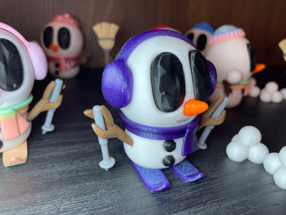 Frosty – Der Winter-DJ | 3D-gedruckte Schneemannfigur mit Ohrwärmern & Schal | 3D-gedruckte Schneemannfigur aus PLA Artikel-Nr. 3DAS-2505-001