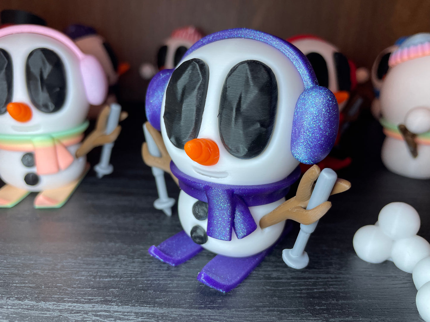 Frosty – Der Winter-DJ | 3D-gedruckte Schneemannfigur mit Ohrwärmern & Schal | 3D-gedruckte Schneemannfigur aus PLA Artikel-Nr. 3DAS-2505-001