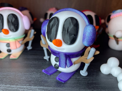 Frosty – Der Winter-DJ | 3D-gedruckte Schneemannfigur mit Ohrwärmern & Schal | 3D-gedruckte Schneemannfigur aus PLA Artikel-Nr. 3DAS-2505-001
