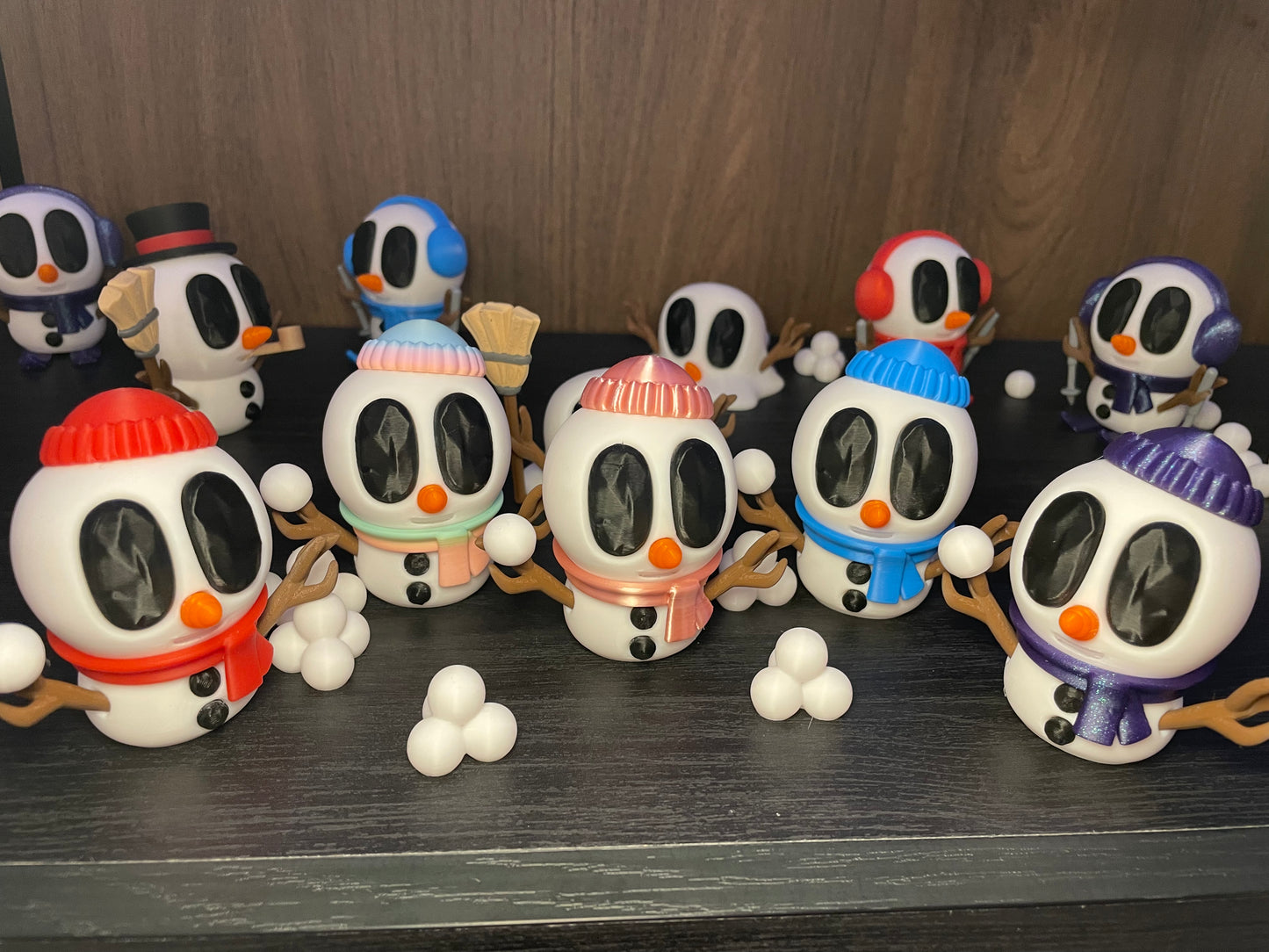 Ronny – Der Schneeball-Champion | 3D-gedruckte Schneemannfigur mit Mütze & Schal | 3D-gedruckte Schneemannfigur aus PLA, handveredelt im Allgäu  Artikel-Nr.: 3DAS-2505-002