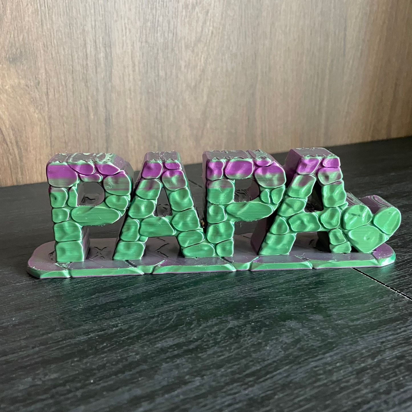 3D-gedruckter Schriftzug „PAPA" in Grün/Violett mit Stein-Optik-Textur