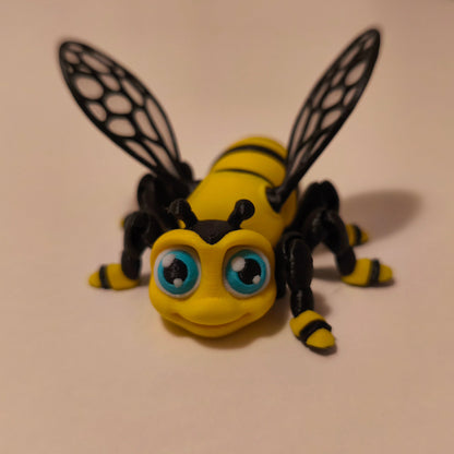 3D-gedruckter Bienen-Kühlschrankmagnet Summi in Gelb/Schwarz, Frontansicht mit türkisen Kulleraugen, von 3DruckAS