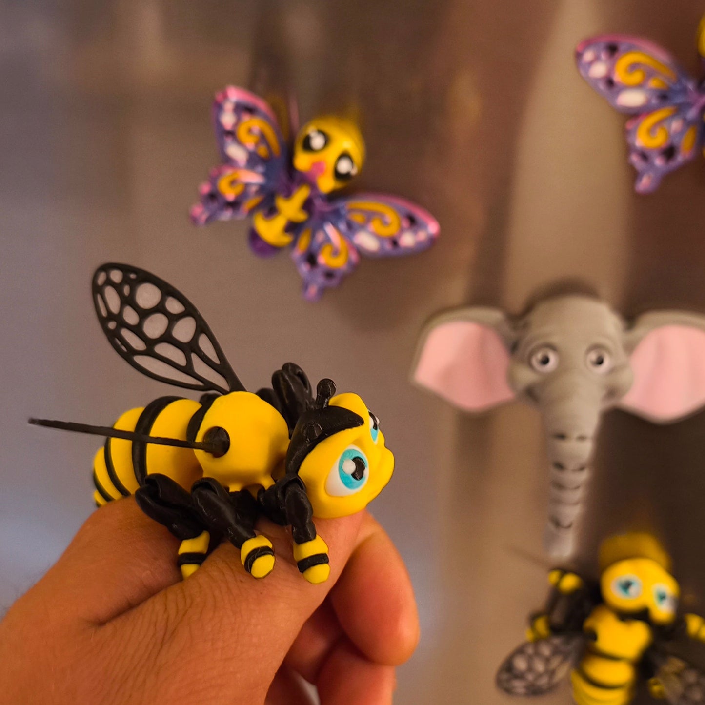 3D-gedruckter Bienen-Kühlschrankmagnet Summi, Seitenansicht mit Gitterflügeln und Stachel, von 3DruckAS