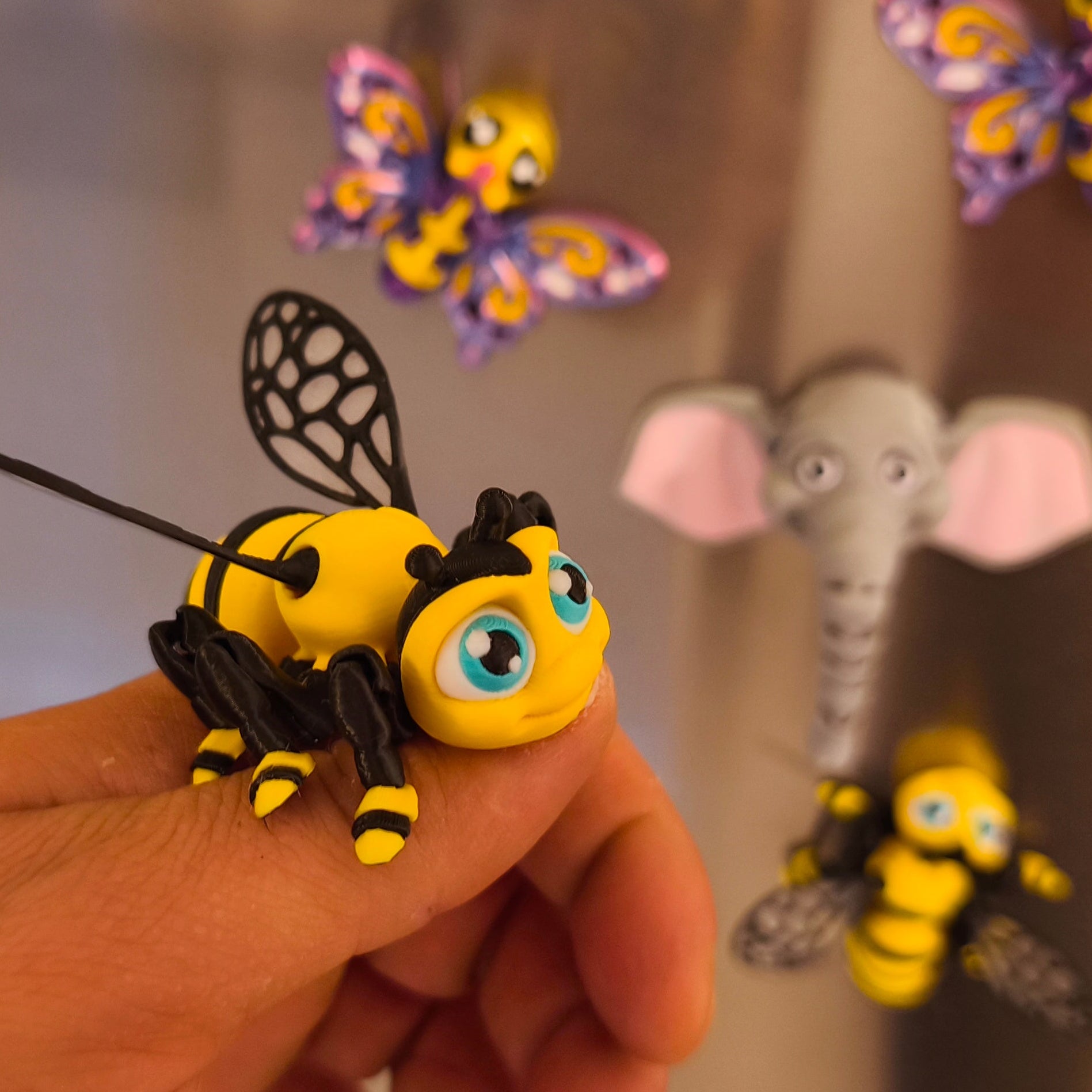 Summi Bienen-Magnet von 3DruckAS in der Hand vor Kühlschrank mit weiteren Tier-Magneten