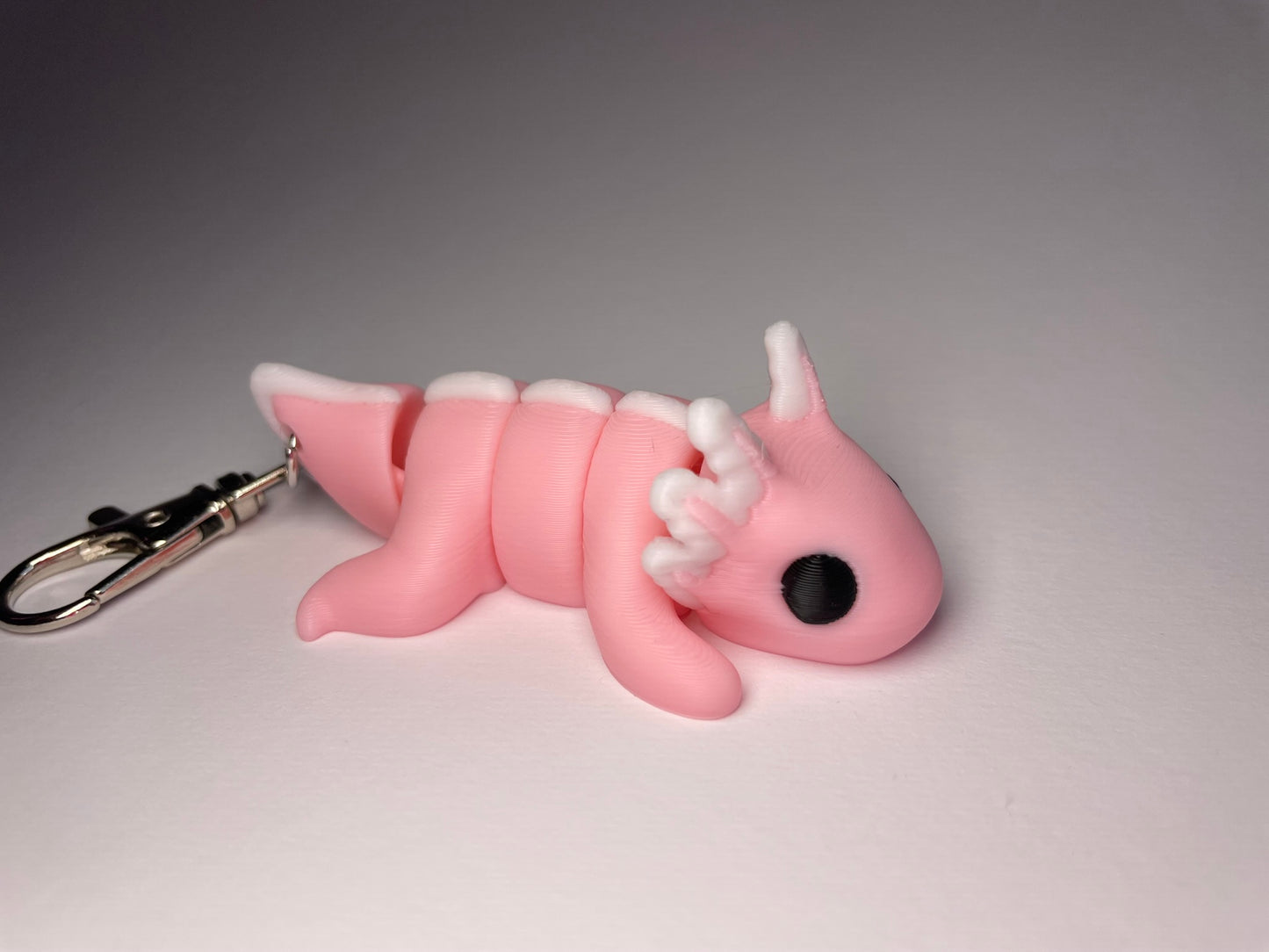 Flexi-Axolotl Rosalie in Hellrosa mit Metallkette aus 3D-Druck