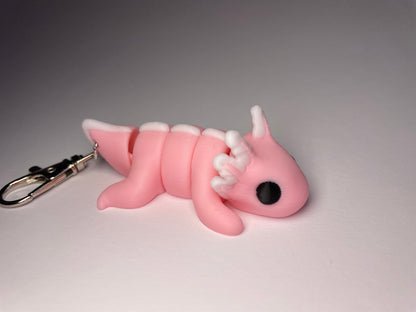Flexi-Axolotl Rosalie in Hellrosa mit Metallkette aus 3D-Druck