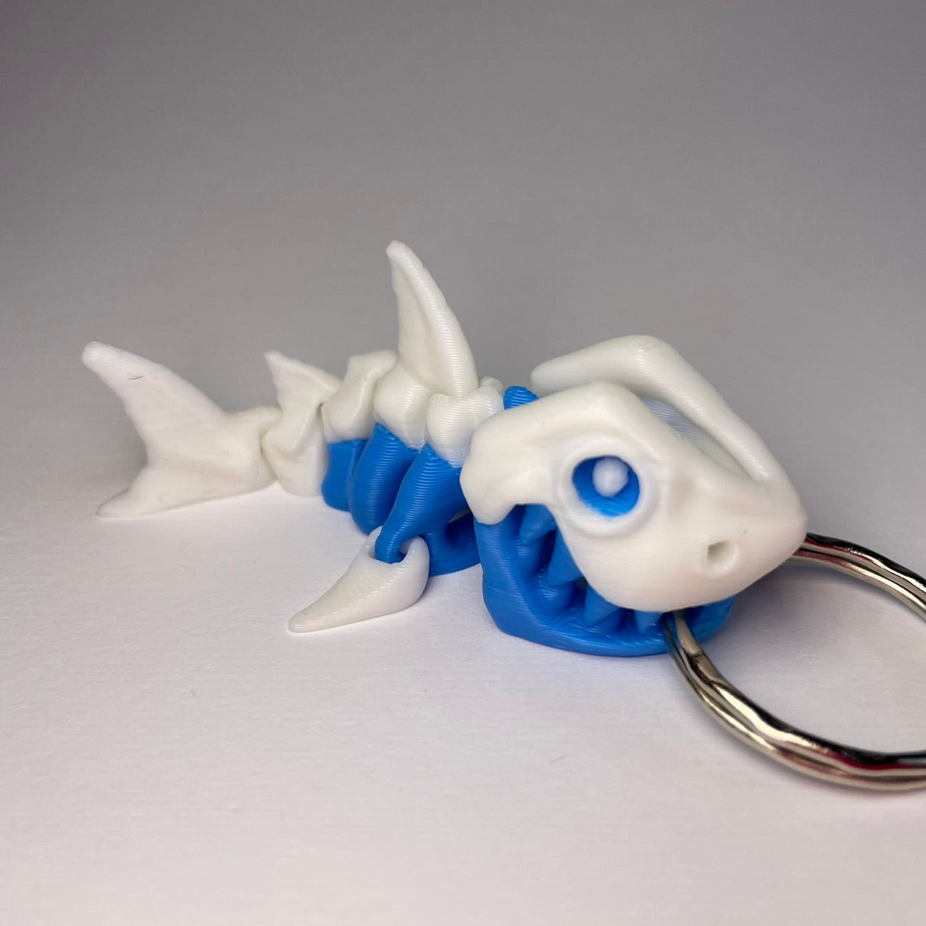 BlueBelly Flexi-Hai Schlüsselanhänger von 3DruckAS in Weiß und Blau
