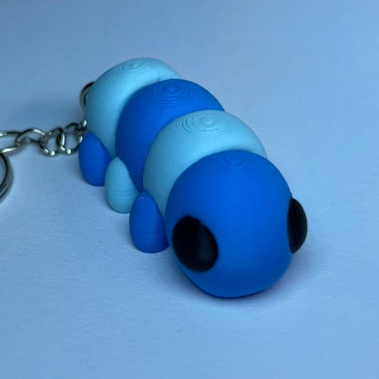 Bluppy Schlüsselanhänger – flexible Raupe in Blau, 3D-gedruckt im Allgäu