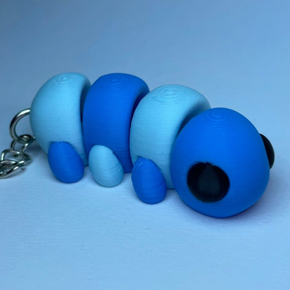 Bluppy – blaue 3D-Raupe Schlüsselanhänger aus PLA, gefertigt in Leutkirch